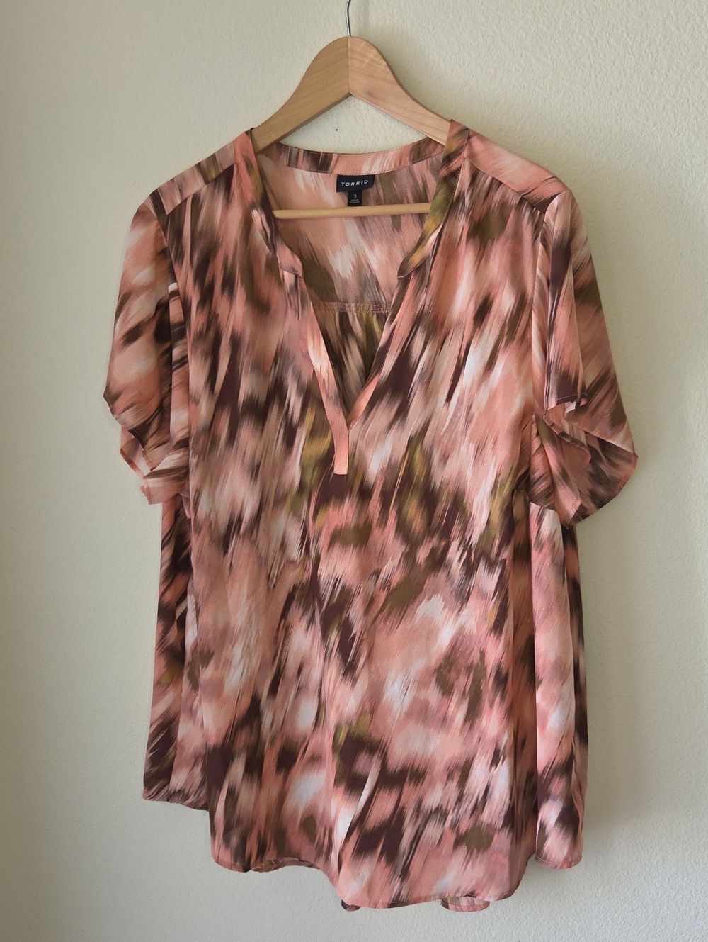 TORRID Pink & Brown Abstract V-Neck Blouse Short Sleeve Sz 3 Career Wear Office